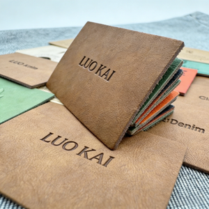 Etiquetas de Ropa con Logotipo de Marca Personalizado, Parches de Cuero Sintético PU en Rollo para Jeans, Ropa, Sombreros, Guantes, Etiquetas para Prendas - Product Image 1