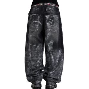 กางเกงยีนส์ผู้ชายสไตล์พังก์ทรงหลวม ผ้าฝ้าย 100% ล้างสีแบบวิสเกอร์ พร้อมเคลือบฟอยล์สีเงิน ดีไซน์ 3 มิติ แบบสั่งทำสำหรับขายส่ง - Product Image 4