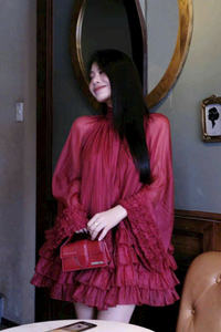 Robe de soirée rouge à col montant, à volants, style poupée, avec short, en polyester léger, usine de vêtements OEM Vietnam - Product Image 2