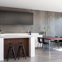 Armoires de cuisine de luxe en marbre noir et or avec design d'îlot personnalisé