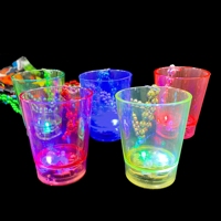 Faveurs de fête du réveillon du Nouvel An 2026 : Verres à shot et colliers LED clignotants, décorations de bonheur pour le Nouvel An, fournitures en plastique