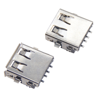 Prise USB Type-A femelle à angle droit encastrable, hauteur de montage sur circuit imprimé de 3,5 mm avec bride renforcée et isolateur noir