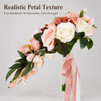 Stoffige roze cascade waterval kunstmatige bruidsboeket met satijnen lint gemengd rozen- en groenblad Europese stijl bruiloft nepbloem