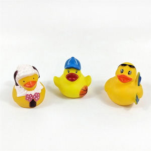 Lot de jouets de bain et de douche pour enfants en gros, assortiment unique de mini canards en caoutchouc jaunes, reine, roi, planche de surf, équipe de football, avec skis - Product Image 5