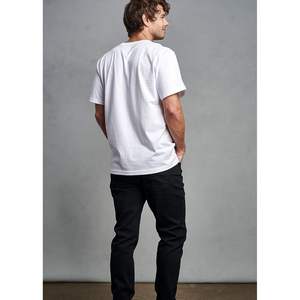 Camiseta Deportiva Personalizada para Hombre, de Peso Medio, 100% Algodón Orgánico, Suave y Compresiva, Diseño Sólido, 300 Gramos de Peso de Tela - Product Image 2