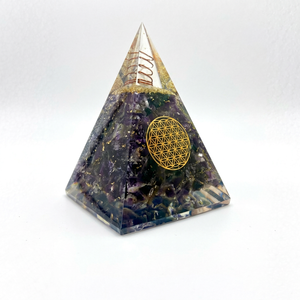 Pyramide d'orgonite nubienne en améthyste, décoration énergétique en cristal faite à la main pour la méditation, le yoga, la décoration spirituelle de la maison et comme cadeau - Product Image 1