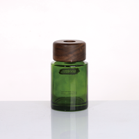 Bouteilles diffuseuses rondes en verre vert personnalisées en usine avec couvercles en bois 50-300ml Contenants en verre d'aromathérapie avec logo personnalisé