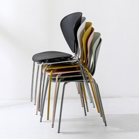 Chaise de restaurant moderne en plastique empilable, imperméable et durable pour café, cuisine, hôtel (vente en gros)