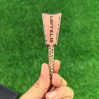 Outil de réparation de divots personnalisé en métal martelé couleur cuivre, avec logo de golf en relief gravé et découpé, à une seule pointe