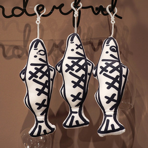 Coussin de bureau en forme de poisson, populaire sur internet, avec motifs graffiti amusants, en peluche de poisson séché, rembourré en coton PP, pour la sieste au bureau - Product Image 4