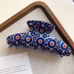 กิ๊บหนีบผมขนาดใหญ่ 11 ซม. สีน้ำเงินเข้มลายตาปีศาจ กิ๊บหนีบผมพีวีซีลายตาสีฟ้าใส อุปกรณ์ตกแต่งผม - Product Image 6