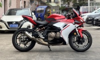 Moto sportive QJMOTOR Race 600 600cc à refroidissement liquide 4 cylindres, idéale pour la conduite à grande vitesse et les passionnés de piste