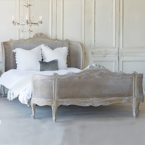 Letto <span class=keywords><strong>in</strong></span> Stile Francese Retrò con Finitura Anticata, Intagliato a Mano, <span class=keywords><strong>in</strong></span> <span class=keywords><strong>Legno</strong></span> di Betulla <span class=keywords><strong>Massiccio</strong></span> e Rattan Naturale, Ecologico e Durevole - Product Image 2