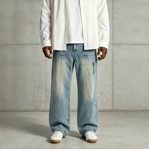 Pantalon en jean ample et large, délavé bleu clair, style vintage tendance, avec patchwork et poches zippées, idéal pour le streetwear et le quotidien - Product Image 1