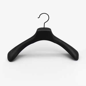 Grucce Nere Opache in Plastica <span class=keywords><strong>per</strong></span> Cappotti e Abiti con Logo Personalizzato, Gruccia <span class=keywords><strong>per</strong></span> Abbigliamento di Marca con Tecnica a Iniezione <span class=keywords><strong>per</strong></span> Guardaroba - Product Image 5