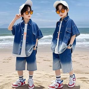 Nouveau Style 2023 Ensemble <span class=keywords><strong>Chemise</strong></span> <span class=keywords><strong>en</strong></span> <span class=keywords><strong>Jean</strong></span> d'Été pour Garçons Adolescents Dégradé de Couleurs : <span class=keywords><strong>Chemise</strong></span> <span class=keywords><strong>en</strong></span> <span class=keywords><strong>Jean</strong></span> + Short, Tenue 2 Pièces - Product Image 2