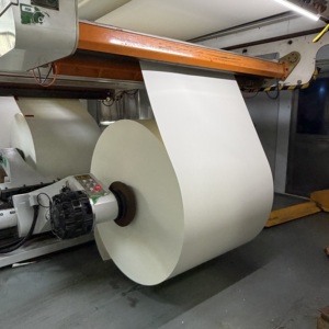 Rouleau géant de papier couché PE en pâte de bois vierge 150-320 GSM, haute rigidité, largeur personnalisée, OEM ODM pour la fabrication de gobelets et de bols en papier - Product Image 5