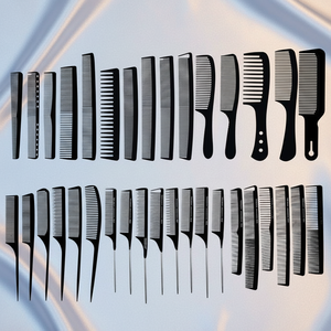 Set Professionale di Pettini per Taglio Capelli con Denti Densi in Plastica, Stile Barbiere, Portatile e Versatile per Casa e Salone - Product Image 1