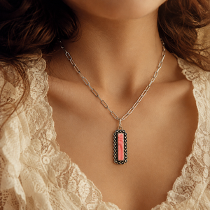Collana con ciondolo rettangolare rosso a trama letteraria, regalo retrò da donna per tutti i giorni - Product Image 2