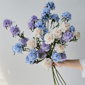 Bouquet de carnations artificielles multicolores en soie dans un vase en acrylique pour la décoration de la maison et des mariages - Product Image 2