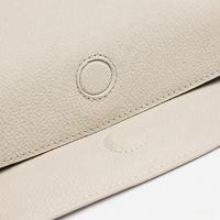 Sac à main en cuir de vachette véritable grainé, forme croissant, blanc crème, avec rabat magnétique, vente en gros directe usine, 5 couleurs