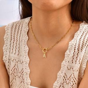 Collana con iniziale personalizzata in acciaio inossidabile placcato <span class=keywords><strong>oro</strong></span> 18 carati per donna, catena a maglia paperclip impermeabile. - Product Image 3