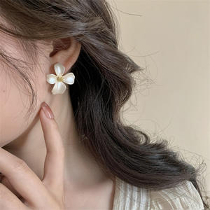 Vente en gros de nouvelles boucles d'oreilles à fleurs pour femmes à la mode Boucles d'oreilles de luxe en plaqué or métallisé - Product Image 2