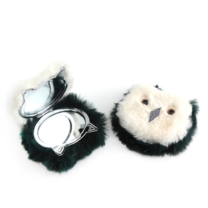 Espejo de Maquillaje de Bolsillo Compacto, Suave y Peludo, con Diseño de Piel - Product Image 6