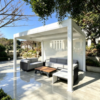 Pergola bioclimatique autoportante avec verre coulissant intégral et éclairage LED pour jardin arrière de villa et patio