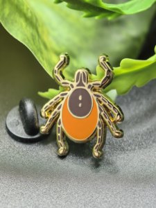 Épinglette en alliage émaillé à l'effigie de personnages de dessins animés au design original - Product Image 4