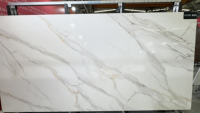 Design moderne Calacatta Grande veine Pierre artificielle blanche Dalle de quartz Surface polie à faible teneur en silicone Comptoir de cuisine