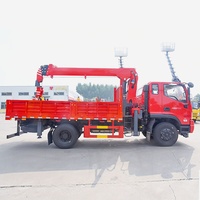 Mini-grue montée sur camion de 3 à 16 tonnes avec flèche télescopique hydraulique droite et moteur Liyuan pour les opérations de levage de marchandises sur chantier