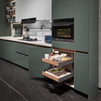 Ensemble d'armoires de cuisine modernes haut de gamme, finition vert sauge mat avec comptoir en quartz blanc et éclairage LED, conception gratuite pour la maison