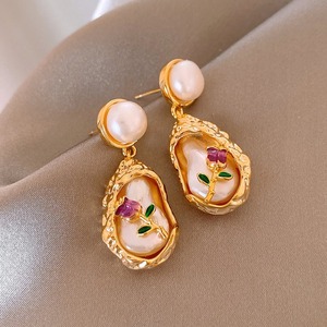 Pendientes de esmalte ovalados chapados en oro Vintage, pendientes de tuerca de flor de perla Puff con pintura al óleo de Palacio, regalo Unisex para mujeres y hombres - Product Image 1