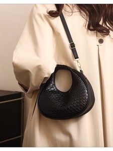 Bolsos de Mano de Piel Sintética para Mujer, Diseño de Media Luna, con Cadena, Cierre y Correa Ajustable, Venta al Por Mayor - Product Image 5