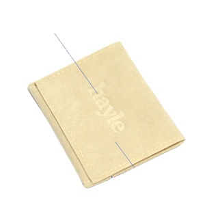 Pochette à bijoux en daim beige avec logo embossé personnalisé, enveloppe à rabat, emballage pour bijoux - Product Image 2