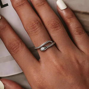 Anello a Serpente Q381 in Oro Massiccio 18K con Diamanti Taglio Brillante Rotondo e Incastonatura a Pavé, Gioiello Unisex per Uso Quotidiano - Product Image 4