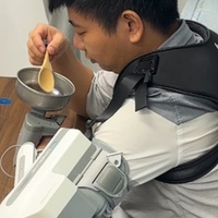 Robot de rehabilitación ergonómico portátil compatible con BCI de BEIZ Medical para entrenamiento de miembros superiores en usuarios con accidentes cerebrovasculares o lesiones de médula espinal.