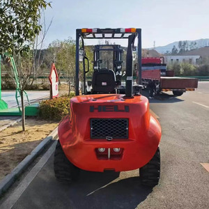 Chariot élévateur diesel tout-terrain 4x4 de 3 tonnes pour la manutention de matériaux sur chantier boueux - Product Image 4