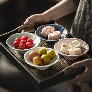 Assiette en céramique à pied, forme irrégulière, en porcelaine, style zen vintage, plat à thé et à collation, plateau à fruits de fête, luxe rétro - Product Image 1