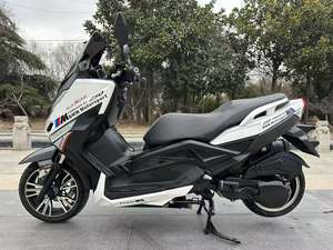 Motocicleta Scooter Clásica Majestic de 150cc con Rendimiento Estable, Asiento Cómodo, Conducción Suave y Motor de Bajo Consumo - Product Image 3