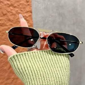 Gafas de Sol de Moda 2025 con Logotipo Personalizado, Forma Irregular Poligonal, Protección UV400, Montura Metálica Pequeña, Estilo Ojo de Gato para Mujer - Product Image 2