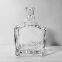 Bouteille à whisky en verre à esthétique géométrique, clarté haute définition pour la décoration de bar à domicile de luxe