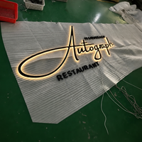 Enseigne lumineuse LED personnalisée en métal avec lettres en relief et panneau arrière ovale en acrylique pour restaurant, bar, bureau immobilier