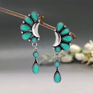 Orecchini a Mezzaluna con Accenti Colorati, Design Vintage, Accessori di Moda per Donne - Product Image 2