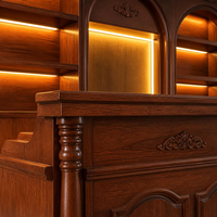 Bureau d'accueil classique aspect bois avec étagères arquées et panneaux décoratifs pour hall d'hôtel ou bureau
