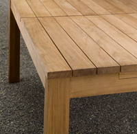 Ensemble de table et de chaises de salle à manger d'extérieur en teck massif au design moderne avec coussins imperméables pour hôtel, parc, villa et cour