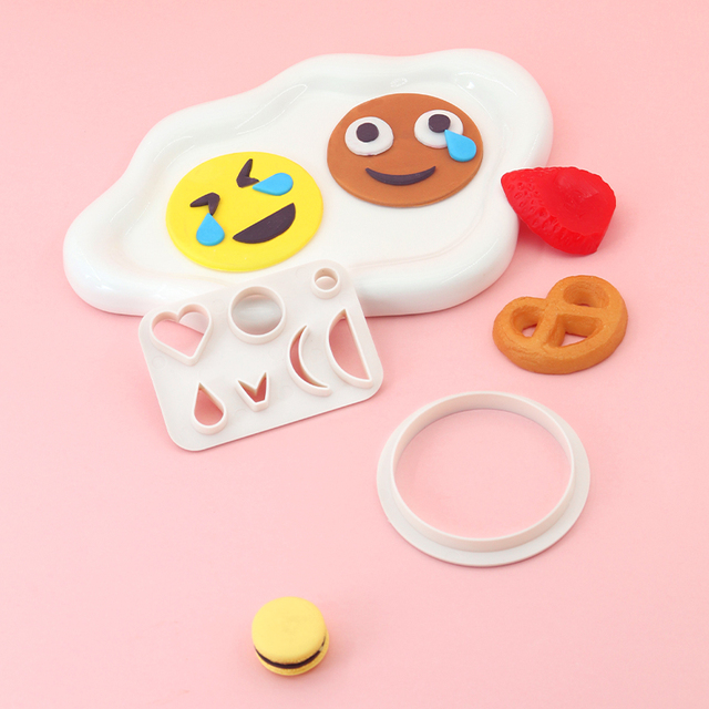 2pcs Mini Plastic Biscuit Mold Children's Creative Home Simulation Baking Set with Direct Factory Supply for Cookie Cutters