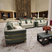 Canapé sectionnel Majlis élégant et élégant pur arabe Ensemble de meubles de salon en cuir véritable avec lit en bois et tissu pour appartement