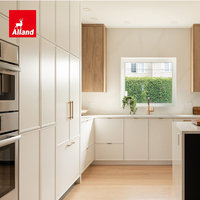 Armoires de cuisine fines Alland en MDF laqué blanc crème mat, couleurs mélangées, avec îlot et espace assis